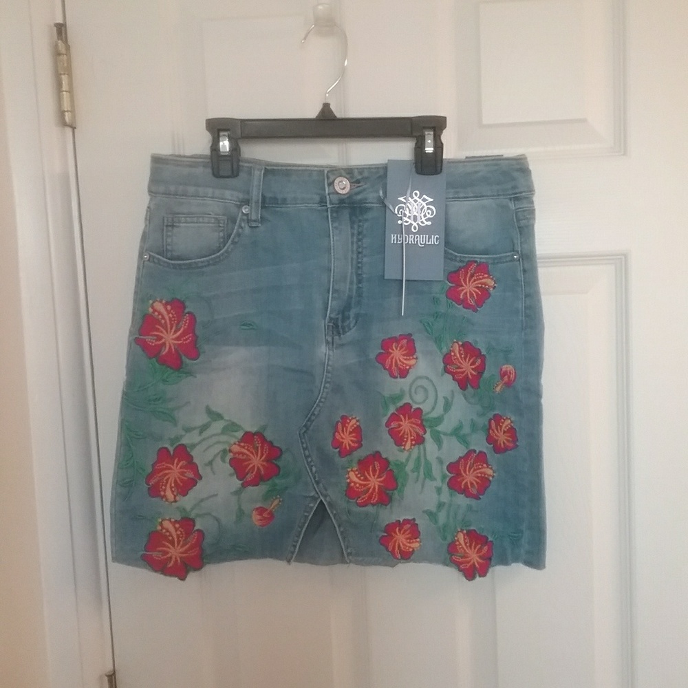 NWT Embroidered Raw Hem Denim Skirt 10 Final Price - Picture 2 of 5